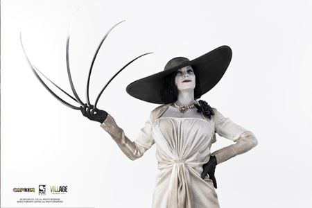 Kpte si vlastn metrov Lady Dimitrescu iba za $1,499.99  