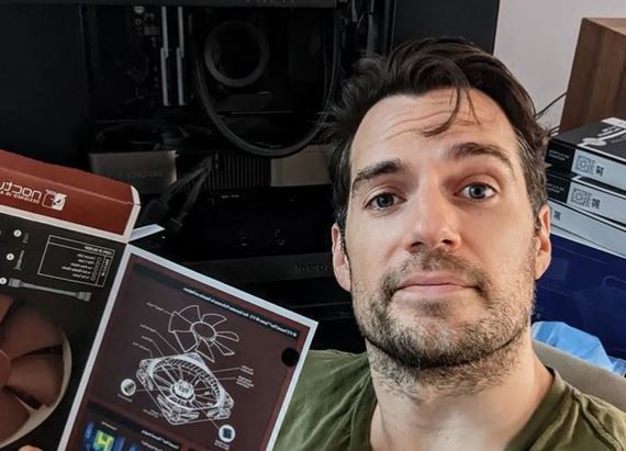 Henry Cavill si vo svojej zostave musel upgradovať chladenie