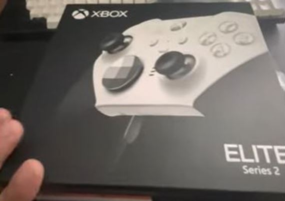 Vyzerá, že Microsoft pripravil biely Xbox Elite series 2 gamepad