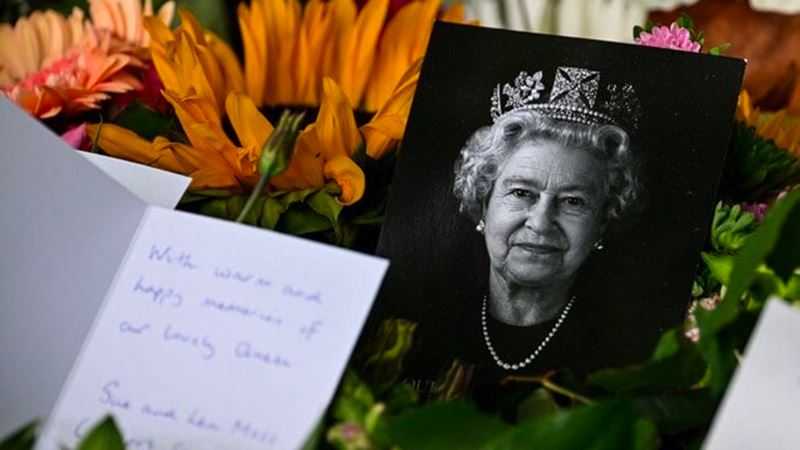 Zbohom kráľovná Alžbeta II.