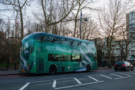 Po Londne jazdia Hogwarts Legacy autobusy  