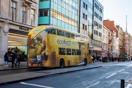 Po Londne jazdia Hogwarts Legacy autobusy  