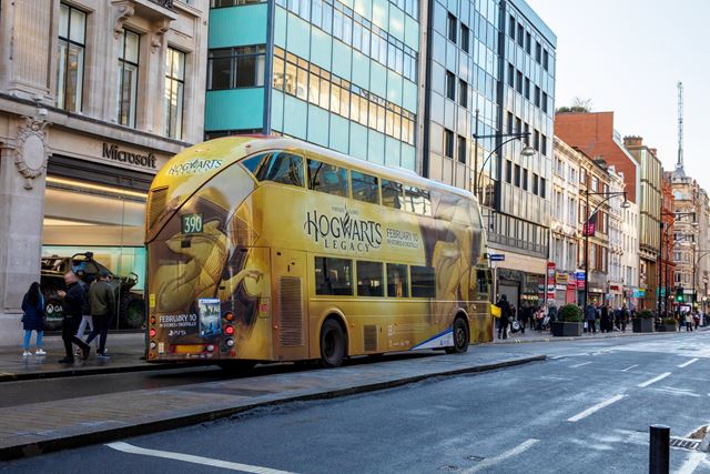 Po Lond�ne jazdia Hogwarts Legacy autobusy 