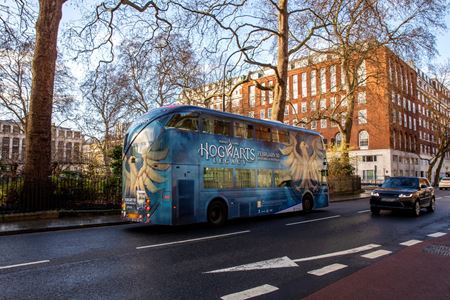 Po Londne jazdia Hogwarts Legacy autobusy  