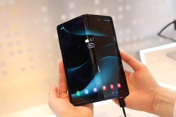 Samsung ukázal 360 stupňový dizajn otváracieho mobilu