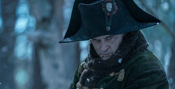 Nečakajte hodinu dejepisu. Napoleon je hlavne vizuálnym zážitkom s hereckým výkonom roka