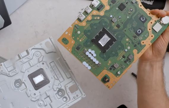 PS5 Slim bola znovu rozobran, aby ukzala svoj procesor