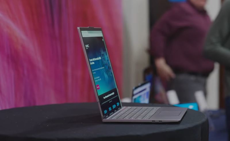 Lenovo ukzalo notebook s vysvatenou obrazovkou