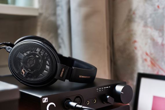 Sennheiser HD 660S2 kombinuj� dokonale vyv�en� prednes s ohromuj�cimi basmi, z ktor�ch sa taj� dych