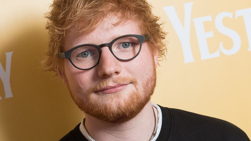 Ed Sheeran: Tlačil som do seba jedlo, kým som nezvracal