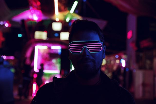 Festival Cybertown op� o�iv� unik�tne kyberpunkov� mesto 