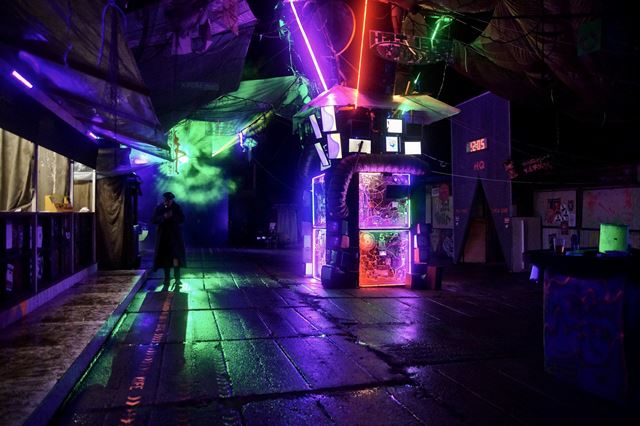 Festival Cybertown op� o�iv� unik�tne kyberpunkov� mesto 