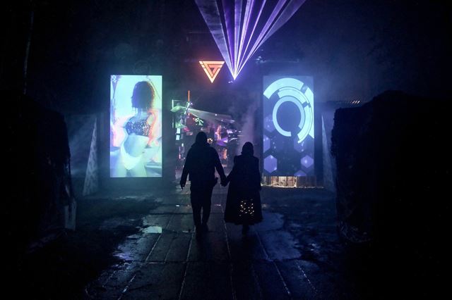 Festival Cybertown op� o�iv� unik�tne kyberpunkov� mesto 