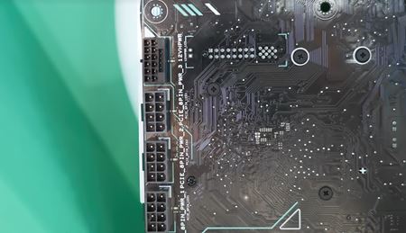 Asus vyd svoju RTX 4070 bez konektorov na jese  