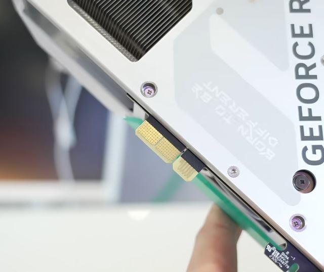 Asus vyd svoju RTX 4070 bez konektorov na jese 