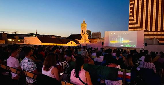 Letné kino na zabudnutej terase obchodného domu PRIOR ponúkne výnimočné premietania