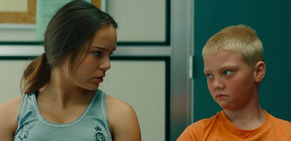 Netflix, Apple TV, HBO novinky: Les Pires, Invansion, Who Is Erin Carter?, Wanted: The Escape of Carlos Ghosn