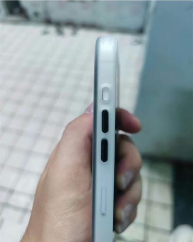 iPhone 15 Pro ukazuje USB-C a action tla�idlo 