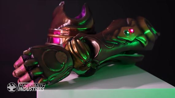 Tím Naraka: Bladepoint a Hacksmith Industries vytvorili pre hráča bionickú ruku