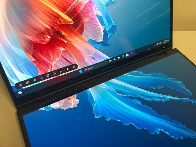 Asus predstavil dvojdisplejov� Zenbook, ale aj otv�rate�n� OLED obrazovku 