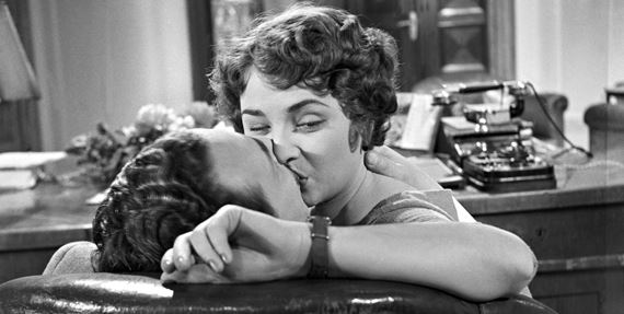 V Kine Lumiere pokrstia monografiu o legendárnej slovenskej herečke Eve Krížikovej