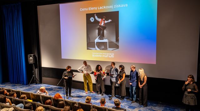 Jeden svet: Cenu Eleny Lackovej zskala divadeln inscencia o toku na rmsku komunitu 