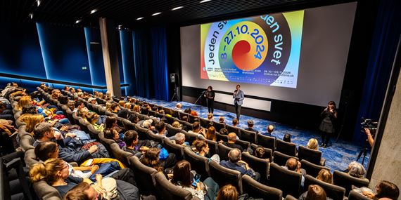 Jeden svet: Cenu Eleny Lackovej získala divadelná inscenácia o útoku na rómsku komunitu