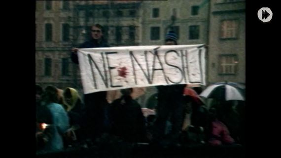 Velvet 89 vám už na PC a mobiloch priblíži príbehy Nežnej revolúcie