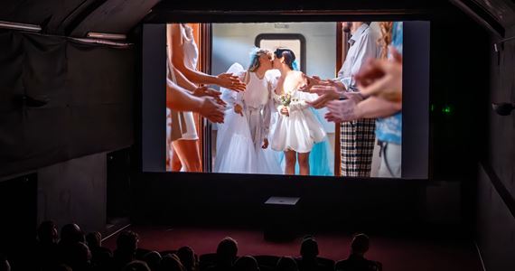 Andrej Dúbravský namaľoval oficiálny plagát k 18. Filmovému festivalu inakosti