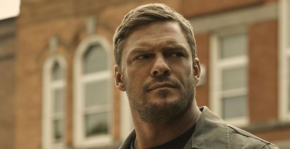 Alan Ritchson známy zo seriálu Reacher si zahrá v adaptácii románu Nicholasa Sparksa - Counting Miracles