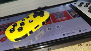 CRKD Atom je univerzlny gamepad vekosti kenky 