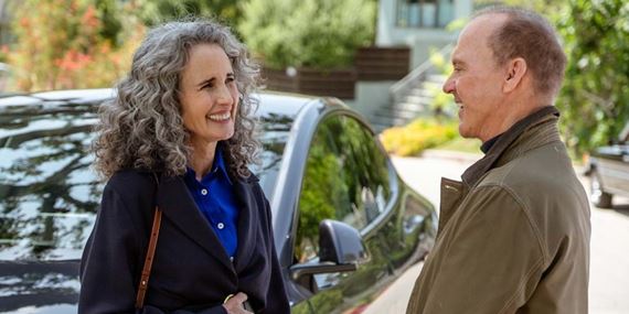 Mila Kunis a Michael Keaton bavia i dojímajú. Vlastne ťa mám rada, tati je práve v kinách