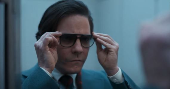 Disney+ prichdza s trailerom k serilu Becoming Karl Lagerfeld s Danielom Brhlom v hlavnej lohe