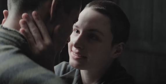 Bol zverejnen oficilny trailer k SkyShowtime Original serilu The Tattooist of Auschwitz (Tetova z Auschwitzu)