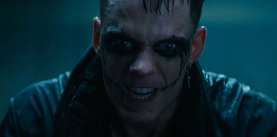 Vrana / The Crow sa vracia. Bill Skarsgård je pomstiteom zo zhrobia