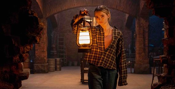 Freya Allan zo Zaklnaa sa postav tvrou v tvr smrti v horore Baghead.