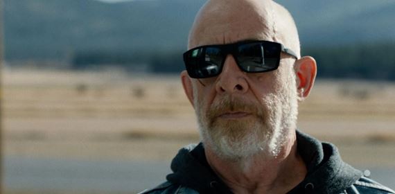 J. K. Simmons ako sriov vrah, pred ktorm niet (?) niku vo filme You Cant Run Forever