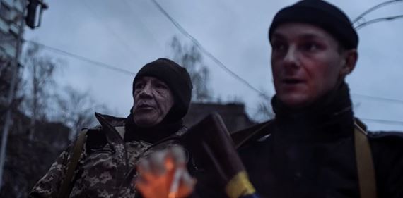 Vojnov roadmovie Mir nam, ukazuje vojnu oami obyajnch ud