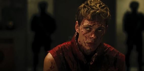 Boy Kills World - Bill Skarsgård, chlapec s tvrdými päsťami. V kinách koncom apríla