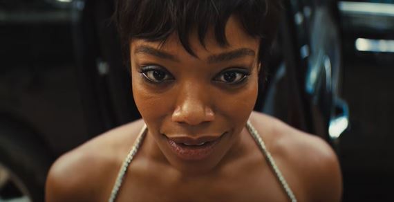 Tich znamenia / Blink Twice. Miliardr Tatum pozva na ostrov, kde sa veci vymkn kontrole