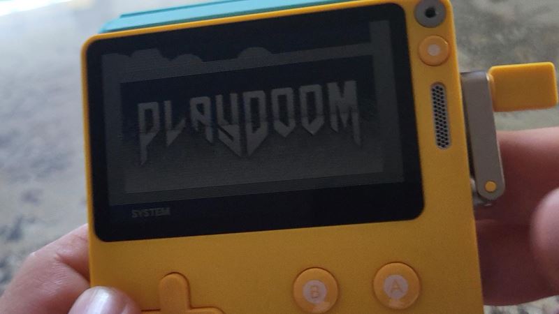 Ako sa hr klasick Doom na handhelde Playdate?