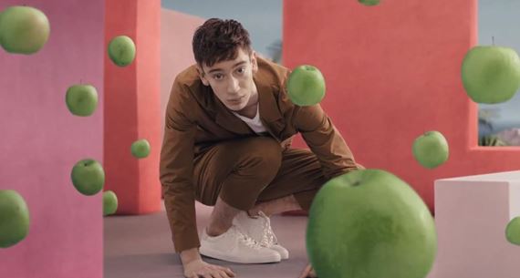 Pripravovaný triler Lurker. Úspešný televízny scenárista Alex Russell vstupuje na režisérsku scénu