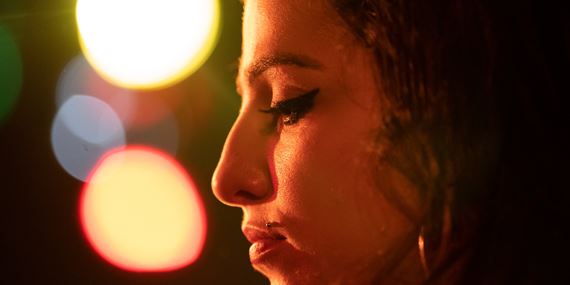 Back To Black je poctou talentu, sile a primnosti Amy Winehouse.
V kinch vynikne aj jej jedinen hudobn tvorba