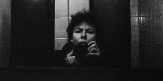 Tri slovenské dokumenty v Karlových Varoch: intímny portrét ikony fotografie aj esej o smútku a skalách