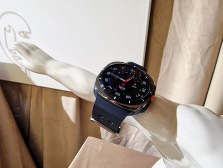 Samsung priniesol nov psobiv Galaxy Watch Ultra hodinky, pridal Galaxy Watch7 a nov Galaxy Buds  