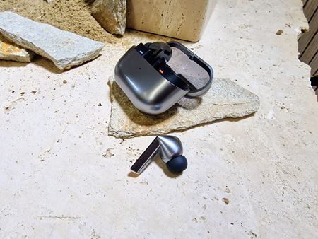 Samsung priniesol nov psobiv Galaxy Watch Ultra hodinky, pridal Galaxy Watch7 a nov Galaxy Buds  