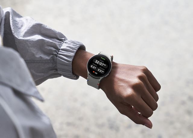 Samsung priniesol nov psobiv Galaxy Watch Ultra hodinky, pridal Galaxy Watch7 a nov Galaxy Buds 