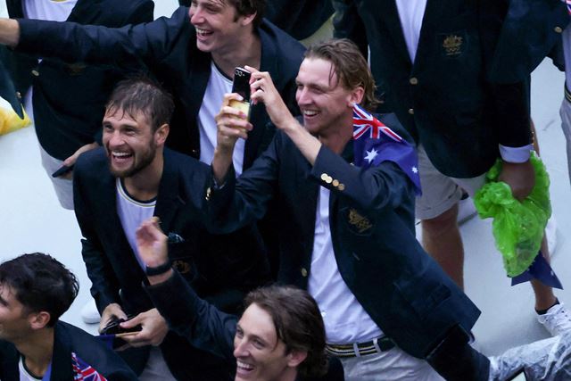 Vaka Samsungu boli fanikovia portovcom na vodnom ceremonili parskej olympidy bliie ne kedykovek v histrii 