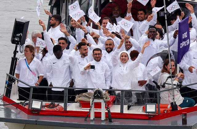 Vaka Samsungu boli fanikovia portovcom na vodnom ceremonili parskej olympidy bliie ne kedykovek v histrii 