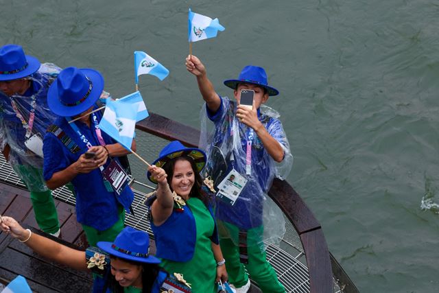 Vaka Samsungu boli fanikovia portovcom na vodnom ceremonili parskej olympidy bliie ne kedykovek v histrii 